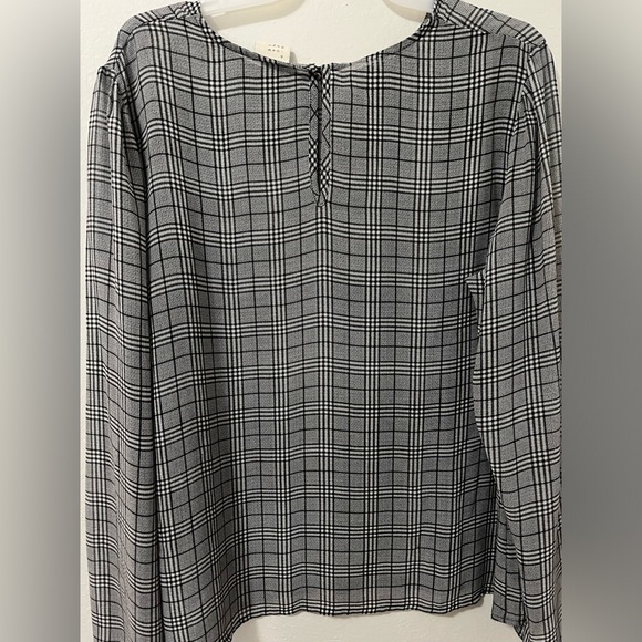 Women work top, sheer. Size XL - Picture 4 of 4